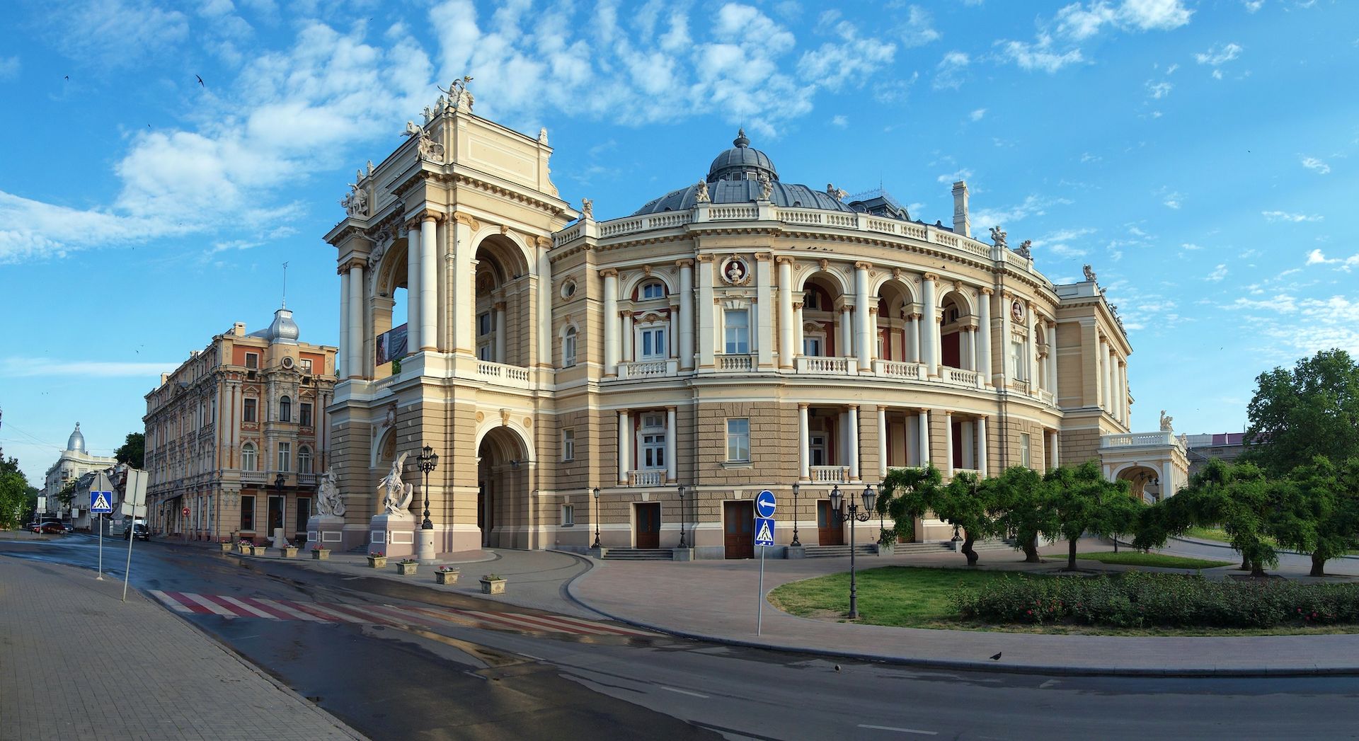 Оперний театр під охорону ЮНЕСКО не влучив. Фото: Alex Levitsky & Dmitry Shamatazhi/commons.wikimedia.org