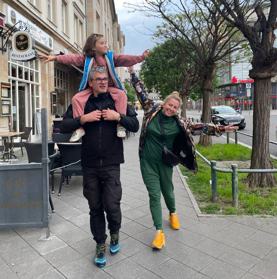 Тоня с мужем Арсеном Мирзояном и дочерью Ниной в Магдебурге. Фото: Пресс-служба Тони Матвиенко