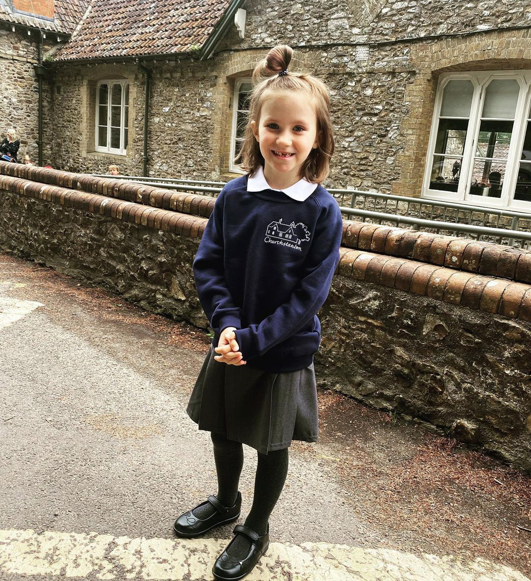 Ніна пішла до школи у Великобританії. Фото: Instagram.com/tonya_matvienko/