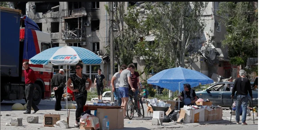 Несмотря на жару, в городе процветает уличная торговля.  REUTERS/Alexander Ermochenko