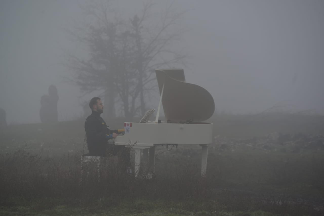 Музикант грав у суцільному тумані, за температури +5 – рояль не витримав. Фото: facebook.com/demforum.org