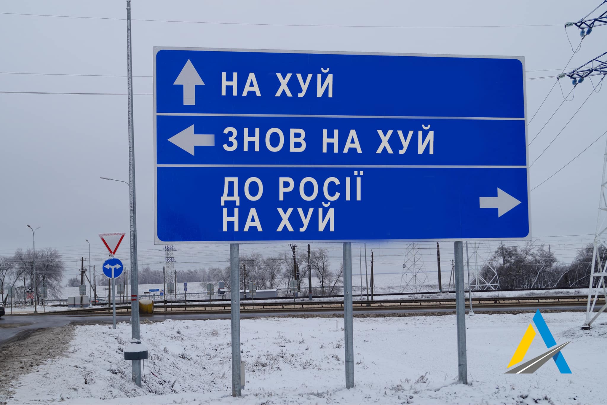 Зрозумілі й чіткі дорожні знаки для оккупанта від Укравтодору - гумор й агресія водночас. Фото: facebook.com/Ukravtodor.Gov.Ua/