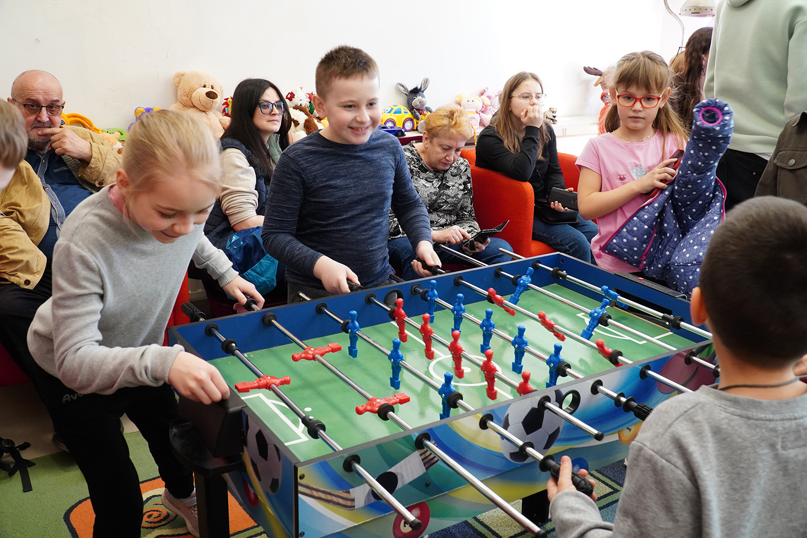 Дети в «Украинском доме» снова имеют возможность вернуться в детство. Фото: kielce.eu​