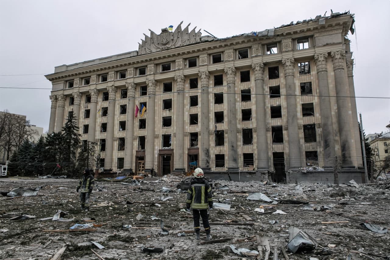 Зруйновані монументальні будови, як будівлю Харківської ОДА, треба відновлювати. Фото: t.me/dsns_telegram
