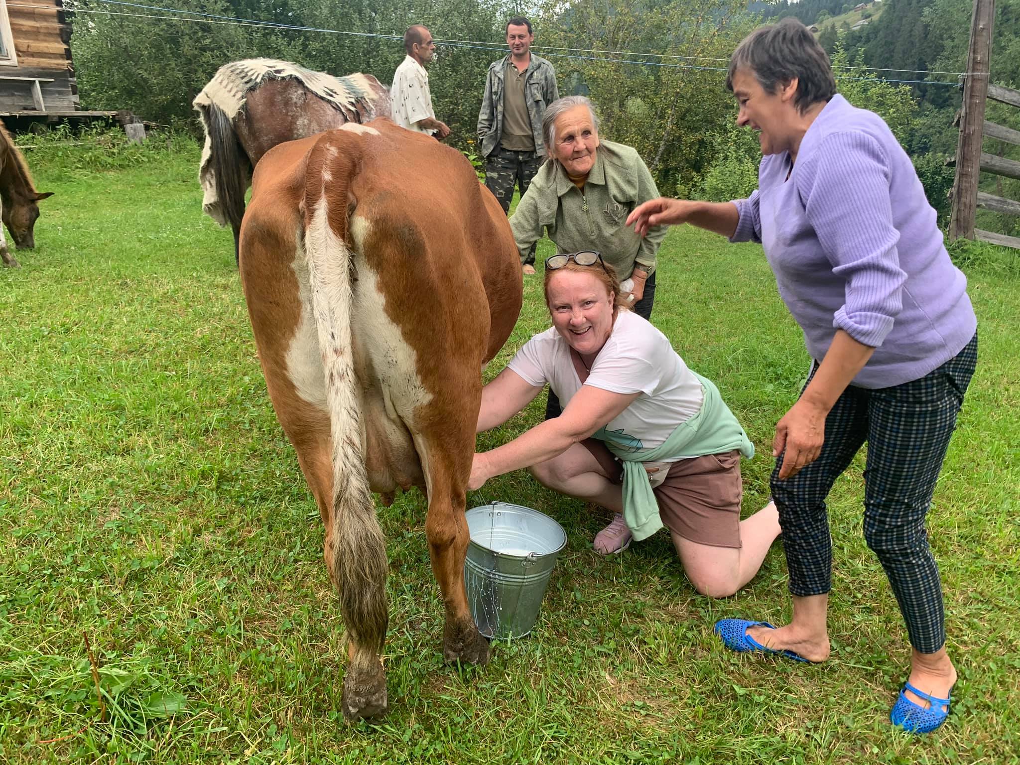 Впервые в жизни Елене Хохлаткиной пришлось доить корову. И это был интересный опыт. Фото: Facebook.com/Елена Хохлаткина