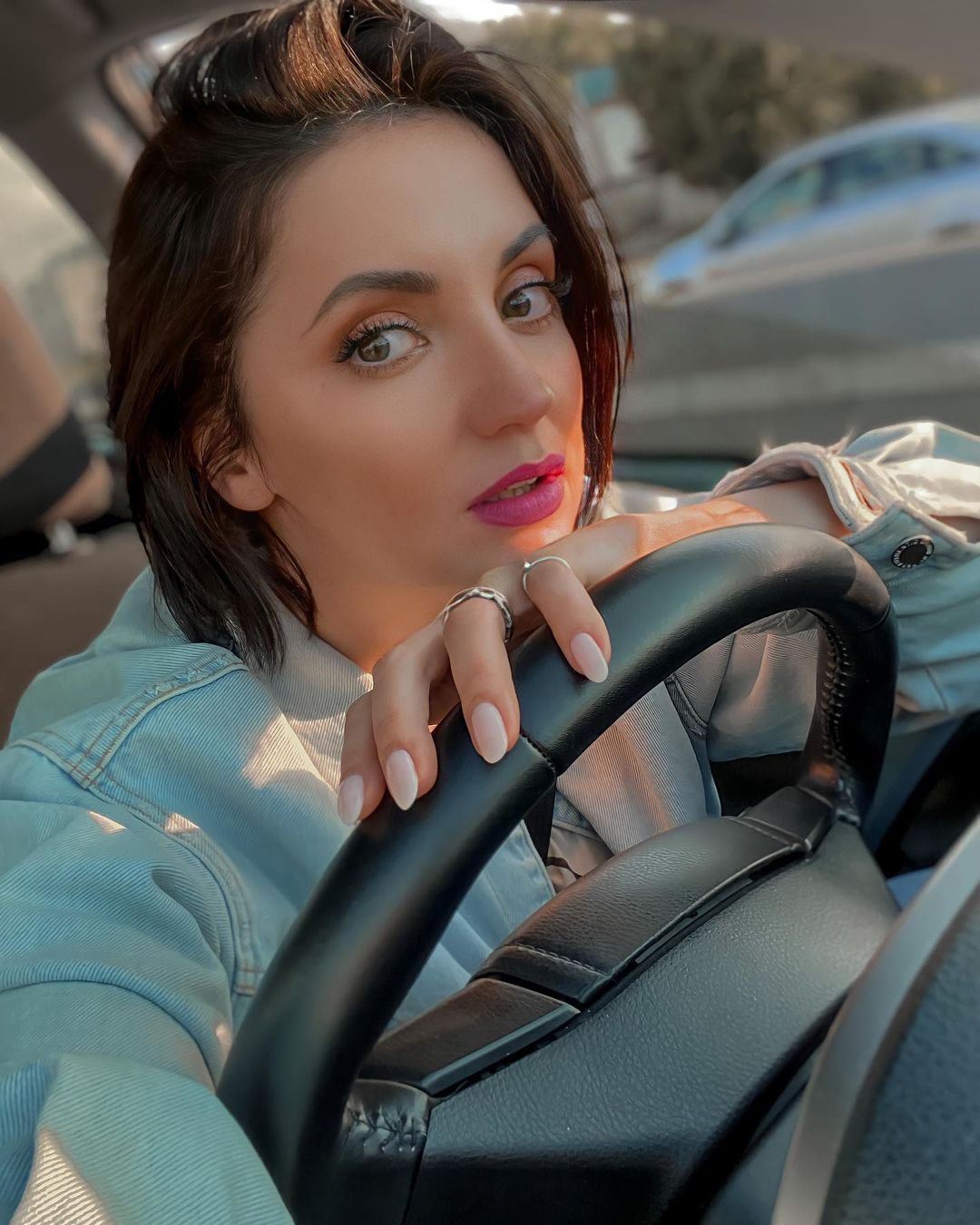 Оля Цибульська заплатила дві тисячі гривень, щоб забрати авто зі штрафмайданчика. Фото: Instagram.com/cybulskaya/