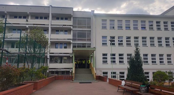 Школу у Варшаві, конфісковану біля посольства РФ, довго не могли відібрати у минулого орендаря. Фото: mig.com.ua