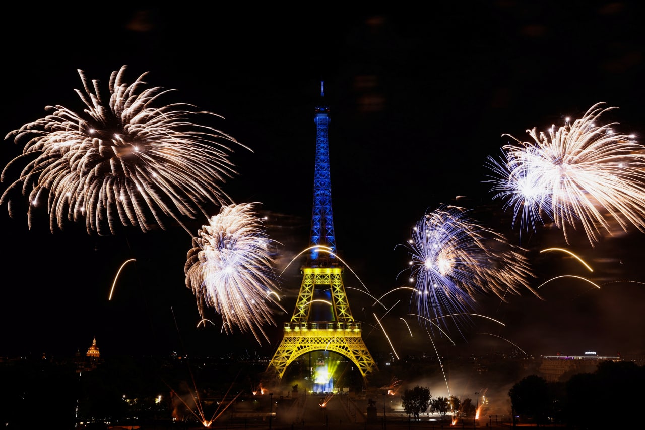 Франция подсветила Эйфелеву башню в цветах украинского флага. Фото: REUTERS/Benoit Tessier