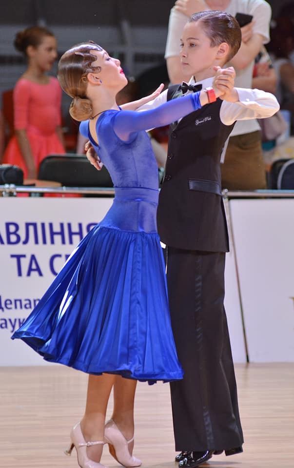 С 5 лет девочка профессионально занимается бальными танцами. Фото: ФБ Яси Нефедовой