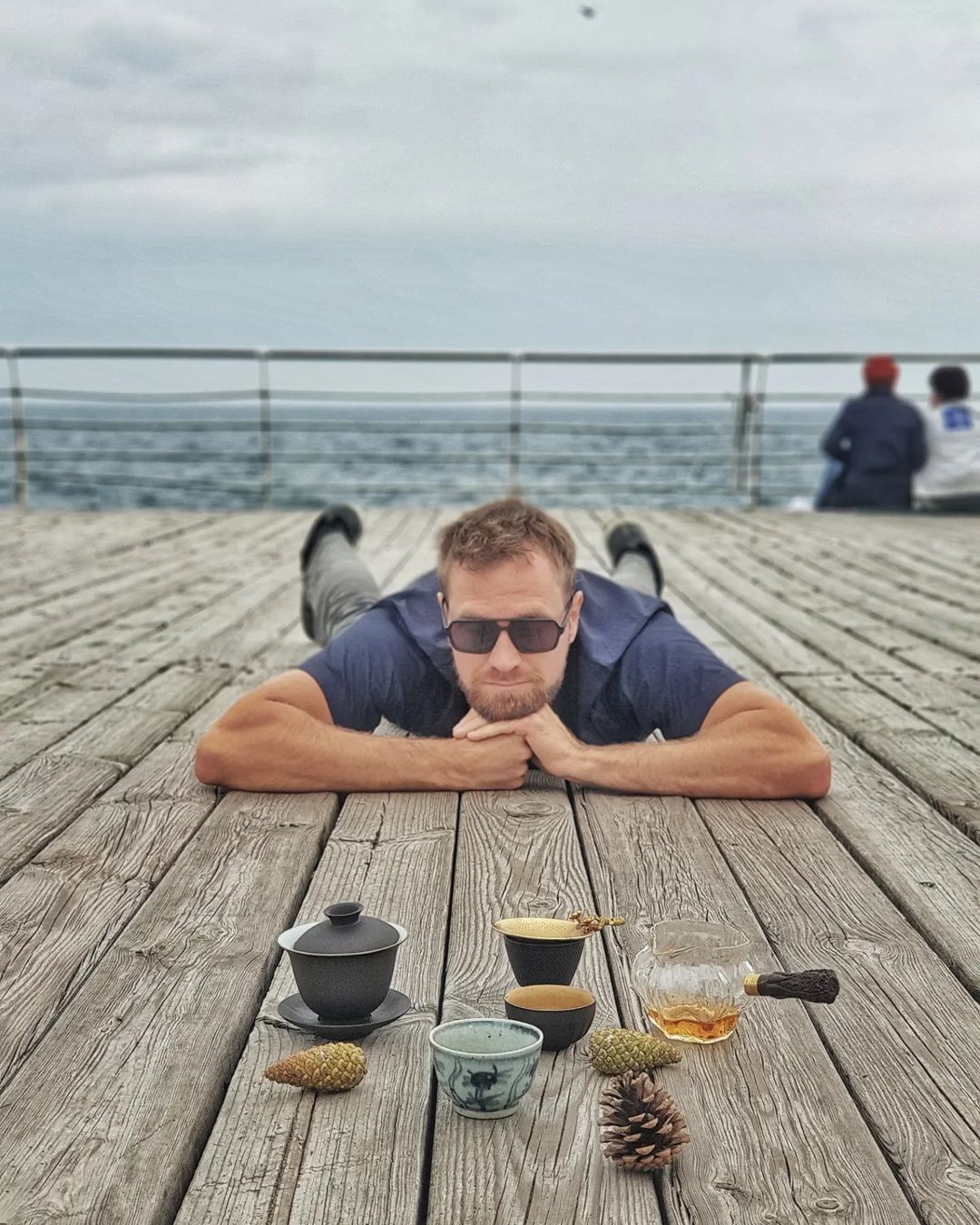 Актер давно практикует чайные церемонии и говорит, что это успокаивает и разгружает мысли. Фото: Instagram.com/artemy_yehorov/