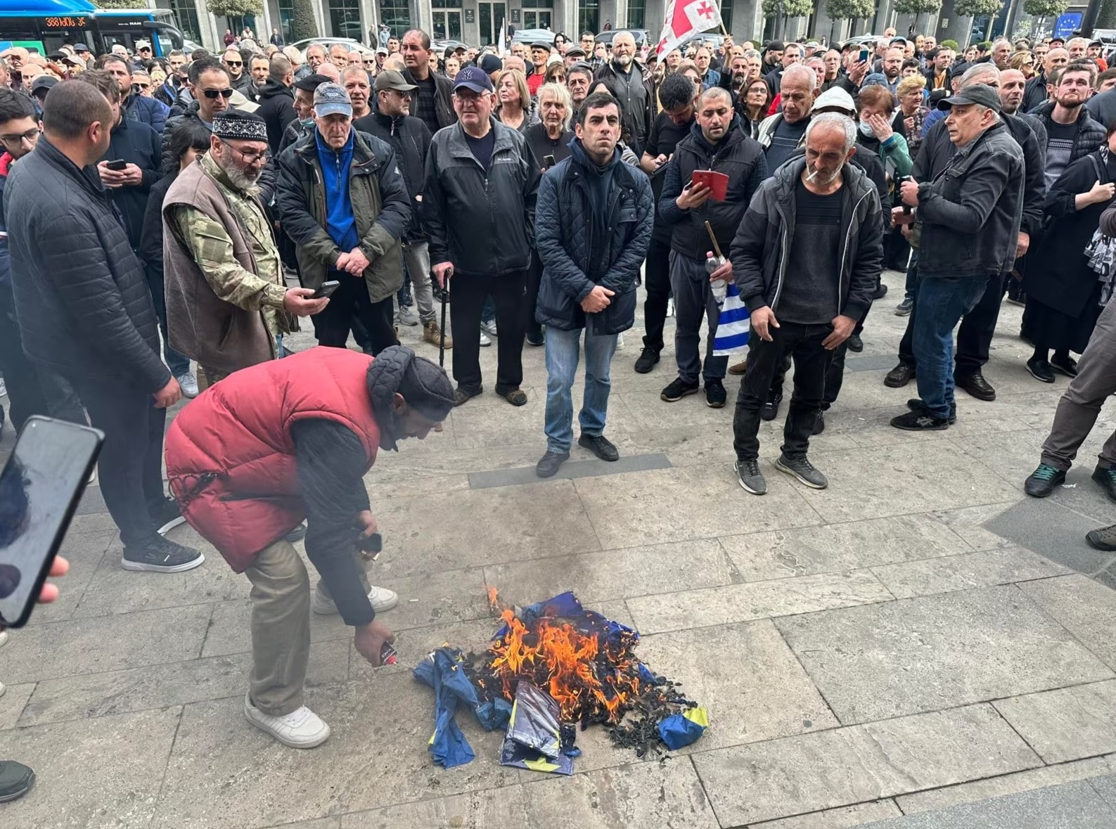 Участники акции сняли и сожгли флаг ЕС перед парламентом. Фото: REUTERS
