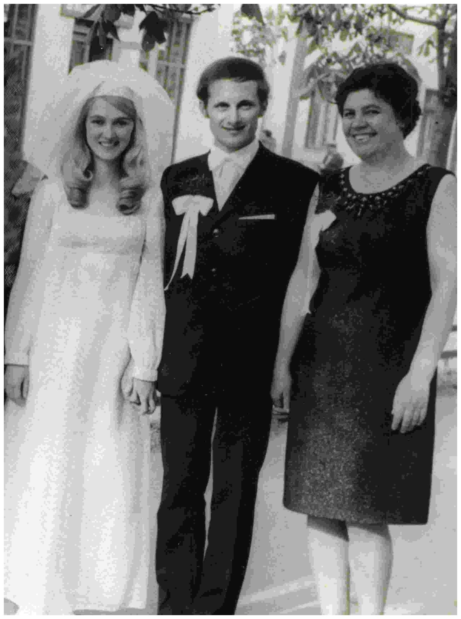 Алла та Левко Дутківські на весіллі у 1968 році. Фото: з відкритих джерел
