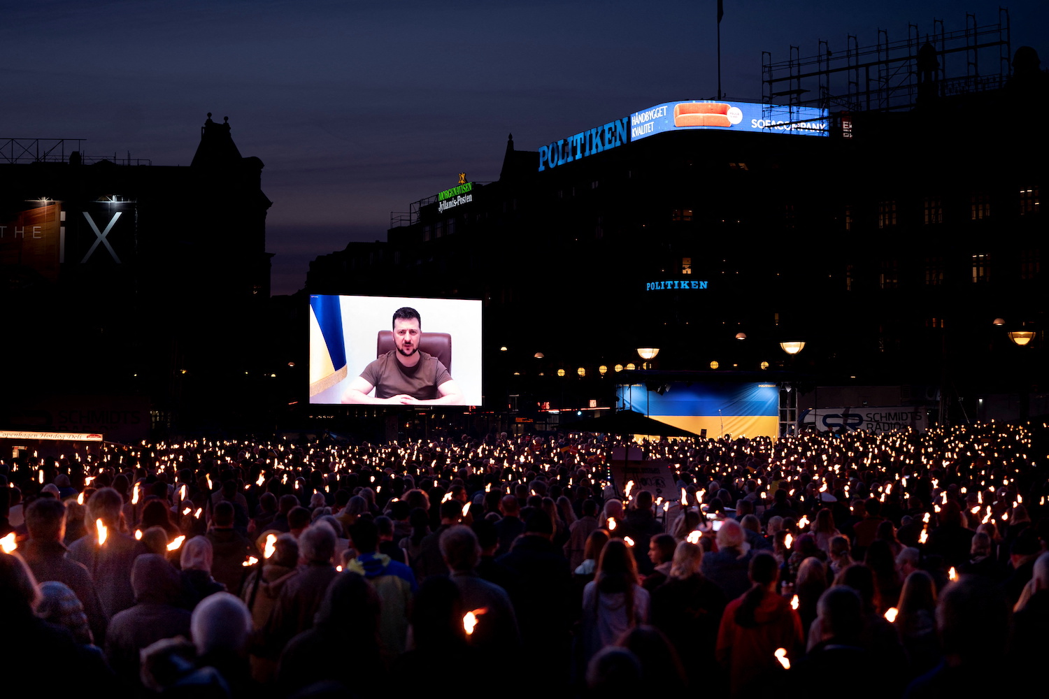 Обращение президента Украины транслировали на Ратушной площади в Копенгагене. Фото: REUTERS