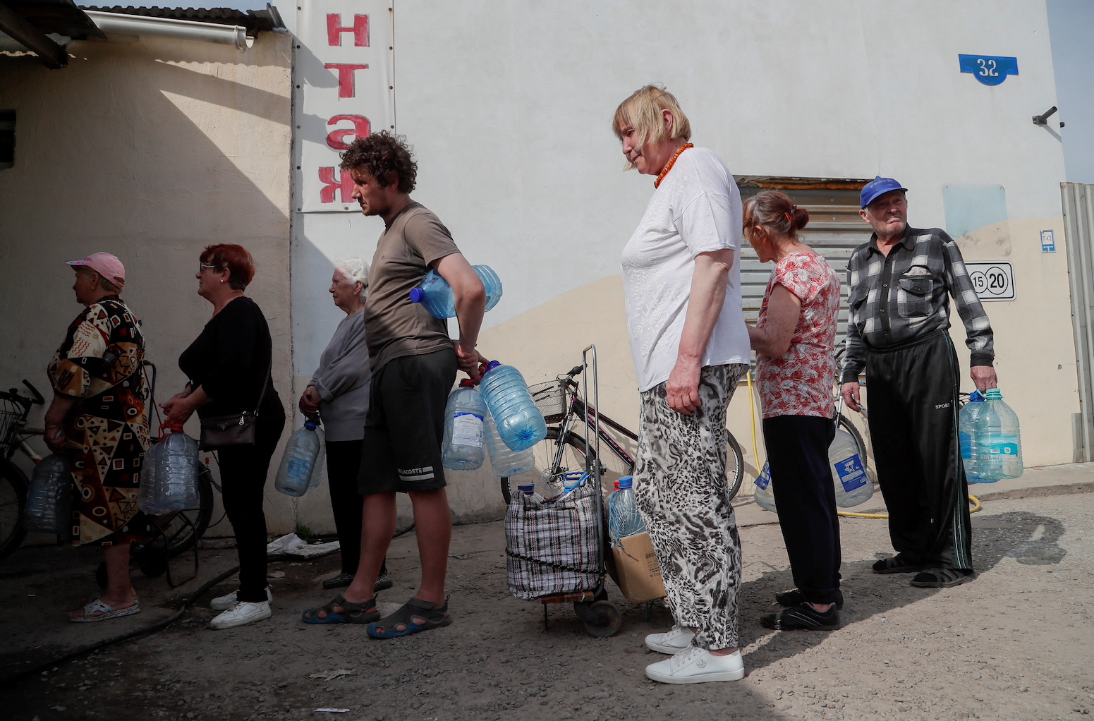 На оккупированних территориях Луганской области везде огромные очереди, как в 90-х. Фото: REUTERS