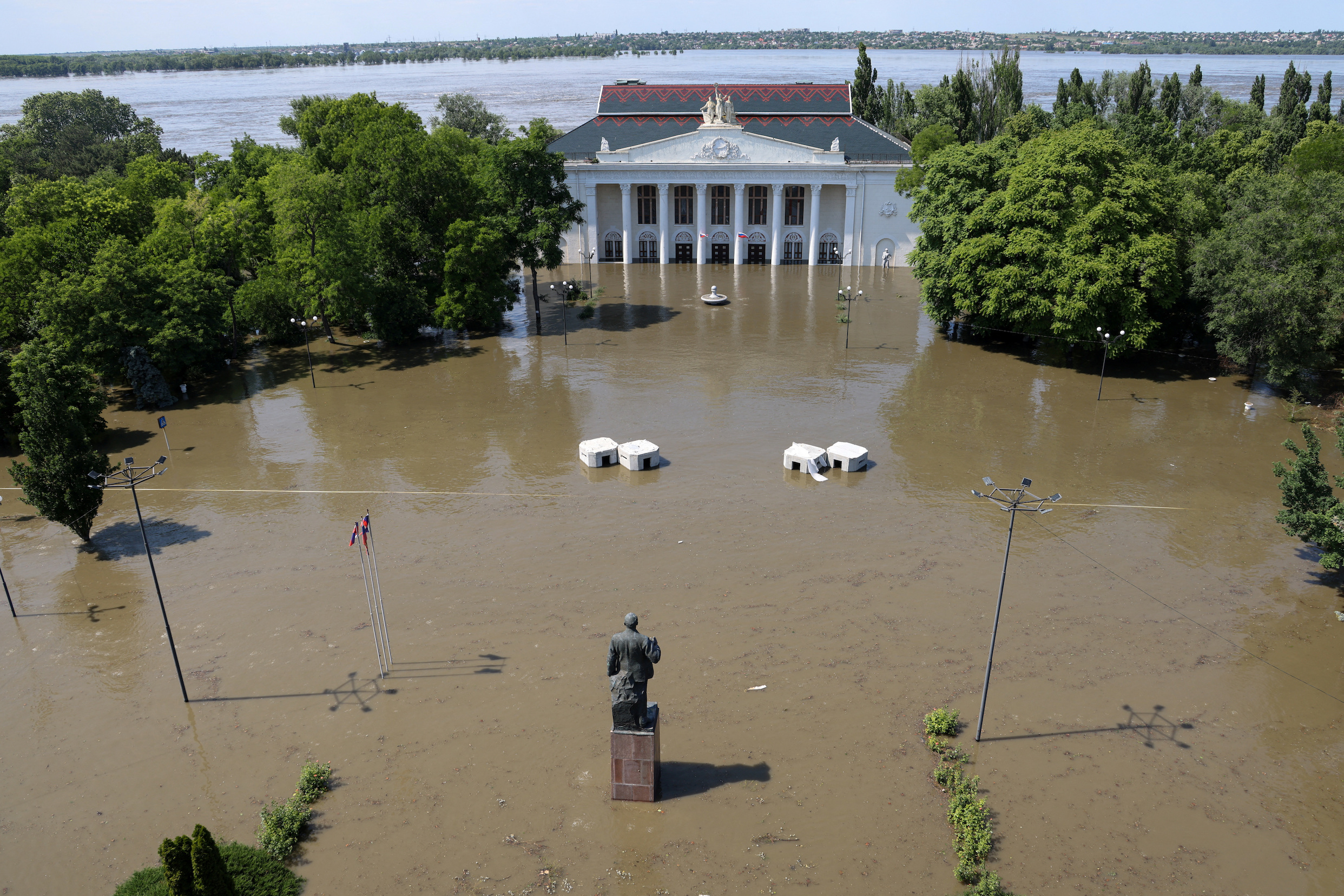 Первый этаж дома культуры в Новой Каховке оказался под водой. Фото: REUTERS