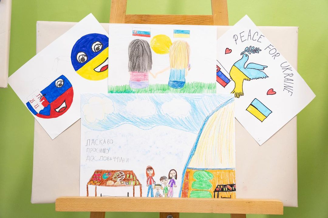 Джилл Байден показала рисунки украинских детей. Фото: https://www.instagram.com/flotus/