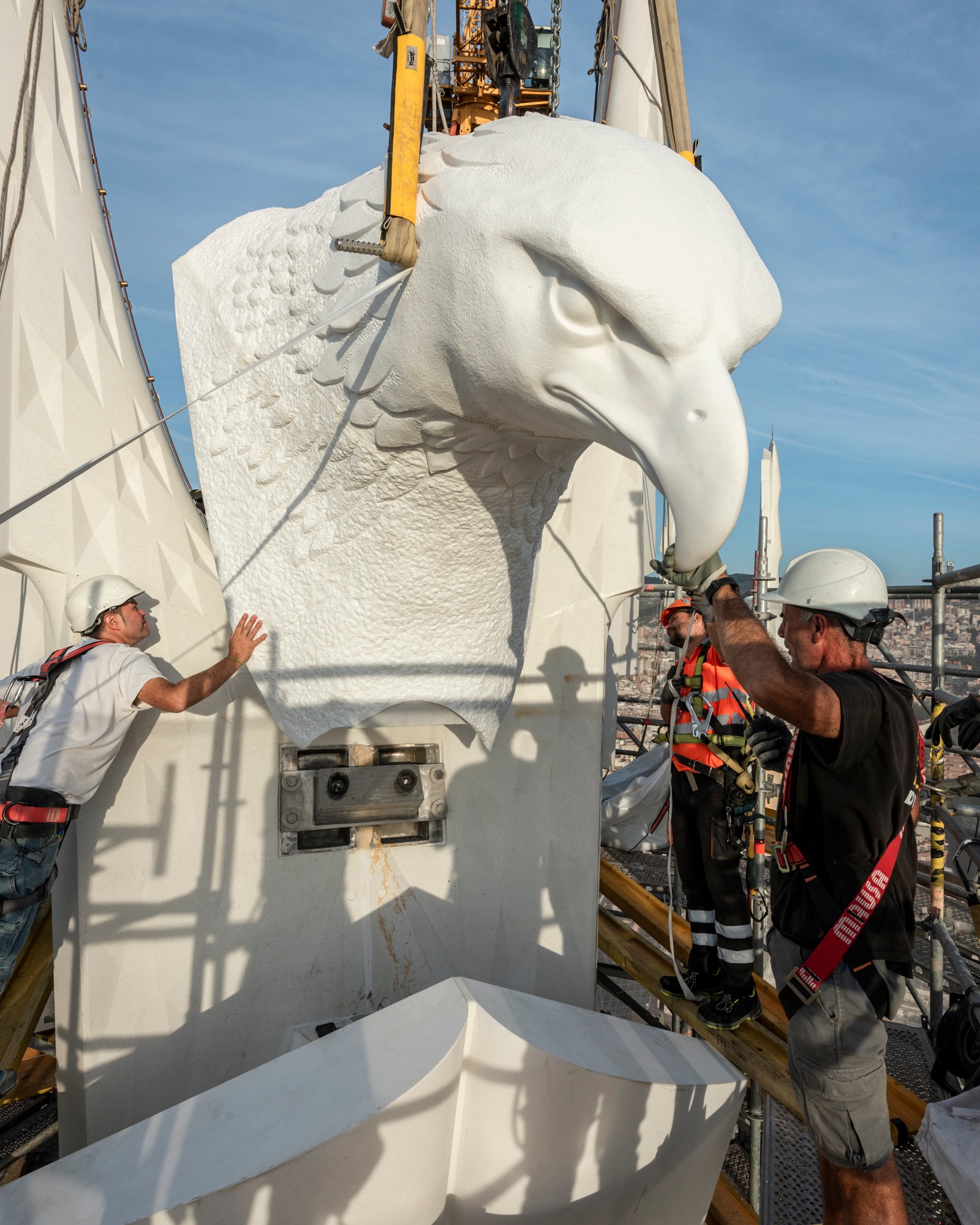 Останній етап веж євангелістів - встановлення скульптури орла на вежу Іоанна. Фото: BasilicadelaSagradaFamilia