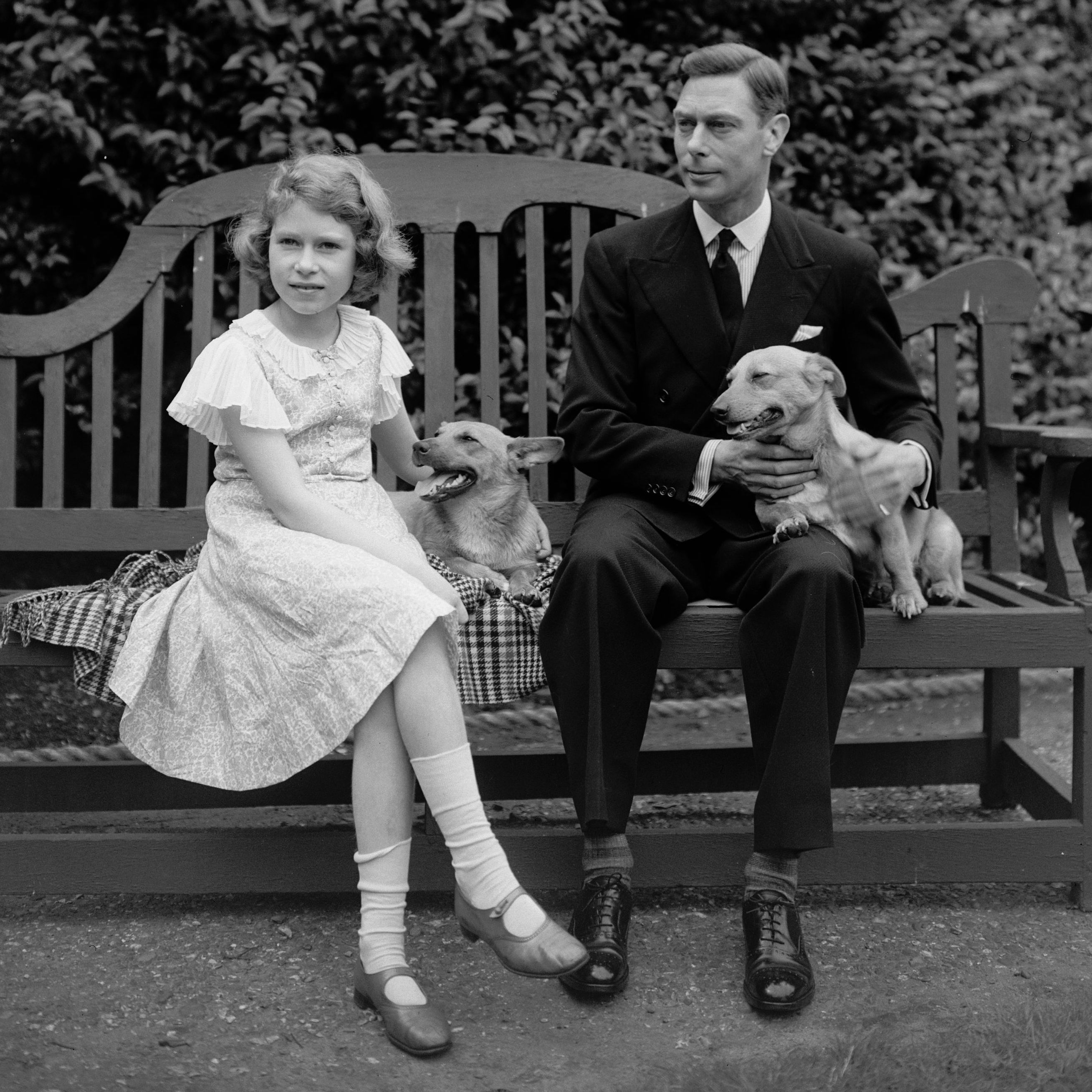 Маленька Єлизавета з батьком та його коргі. Фото: Getty Images