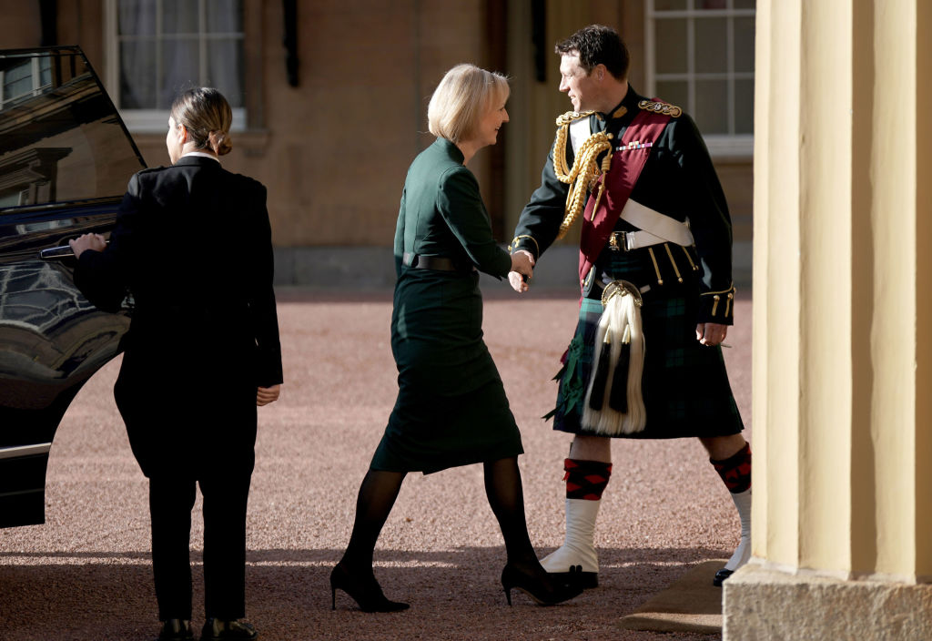 Лиз Трасс заходит на аудиенцию королю. Фото: Getty Images