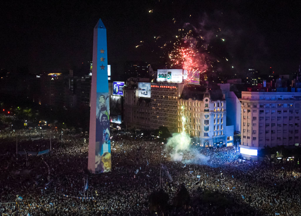 Миллион аргентинцев вышли на улицы Буэнос-Айреса праздновать победу на ЧМ по футболу фото 5