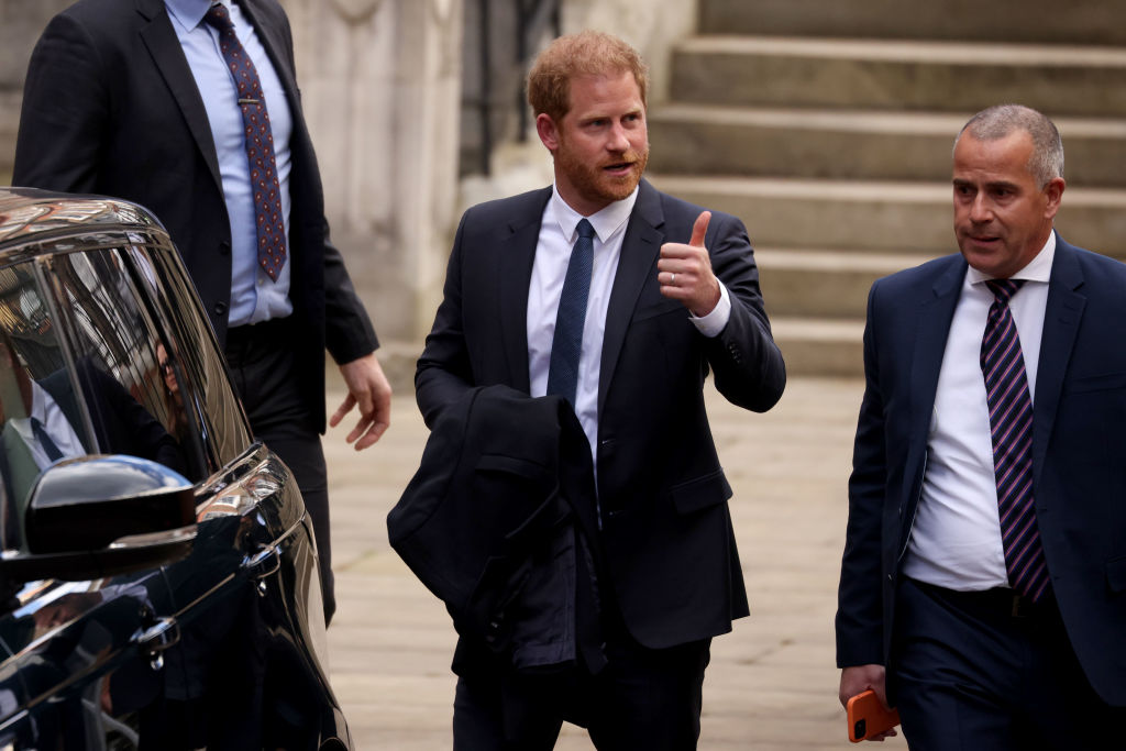 Принц Гаррі виходить із будівлі суду. Фото: Getty Images