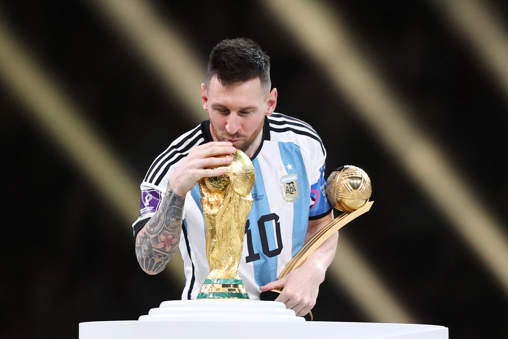 Месси целует кубок FIFA. Фото: Getty Images