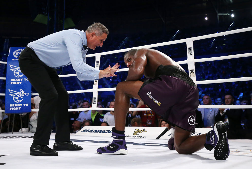Після другого нокдауну Дюбуа в дев'ятому раунді суддя оголосив про достроковий нокаут на користь Усика.Фото: Getty Images