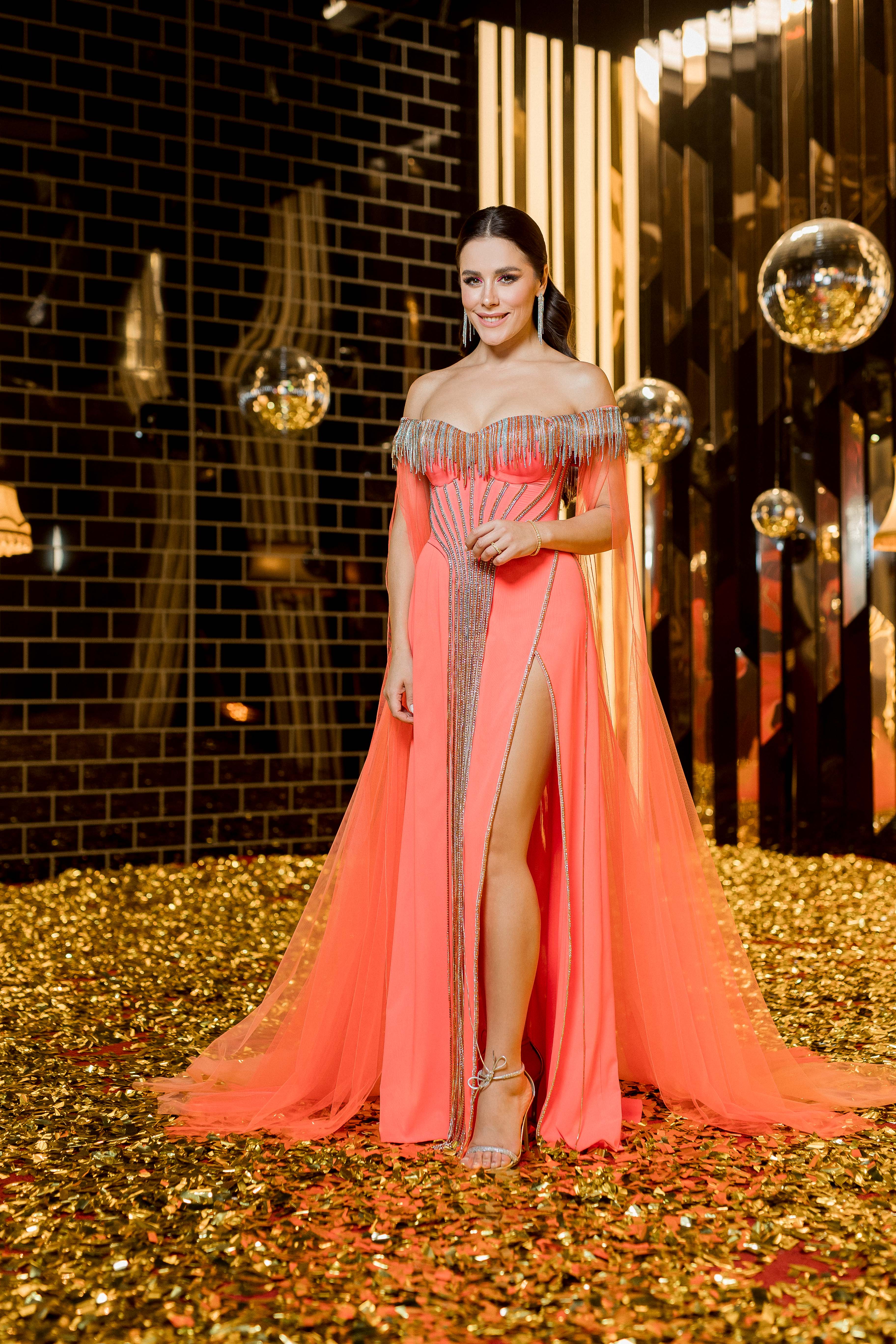 Кислотно-оранжева сукня з елегантним декольте та вирізом від FRОLOV.