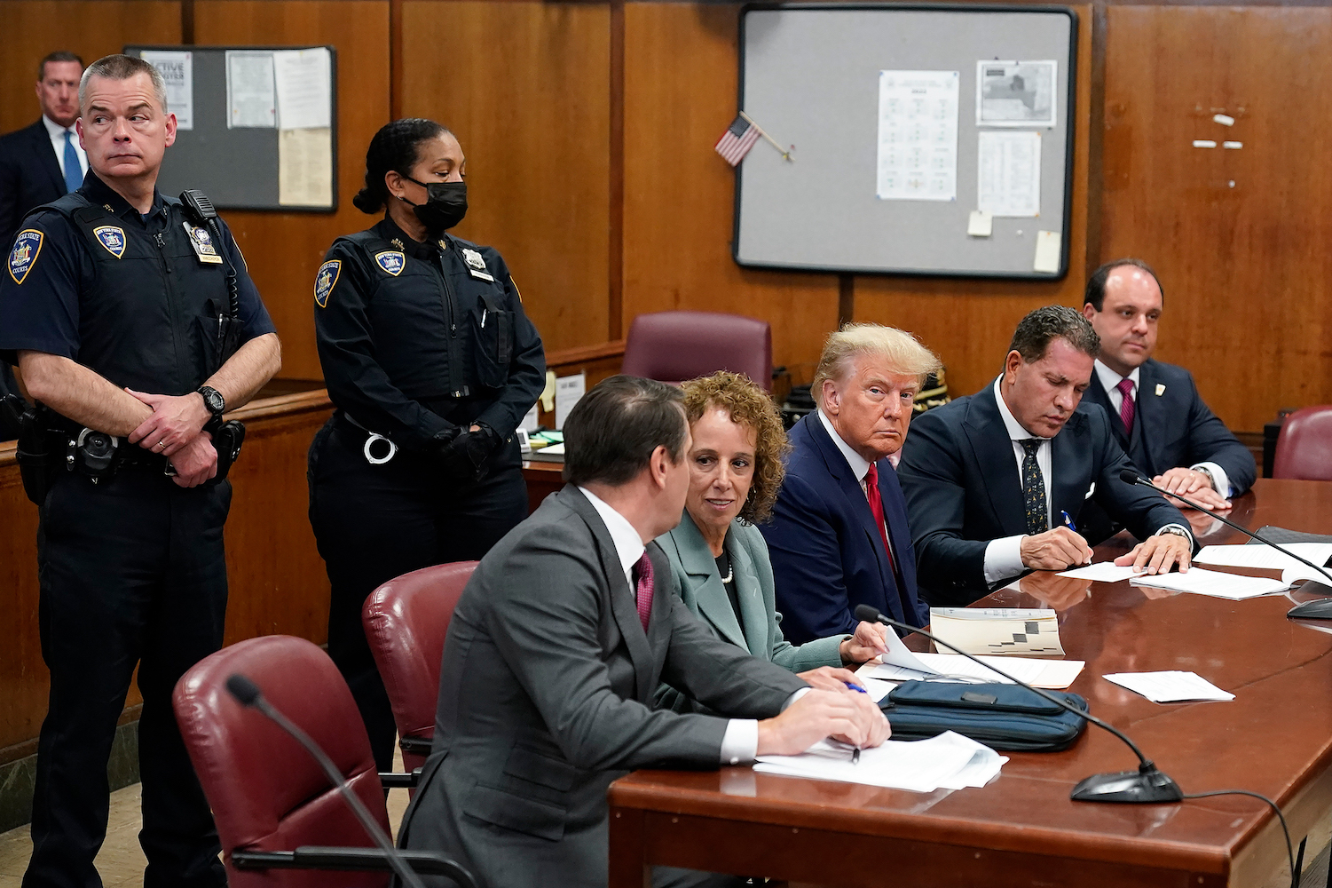 Трамп в зале судебных заседаний. Фото: REUTERS