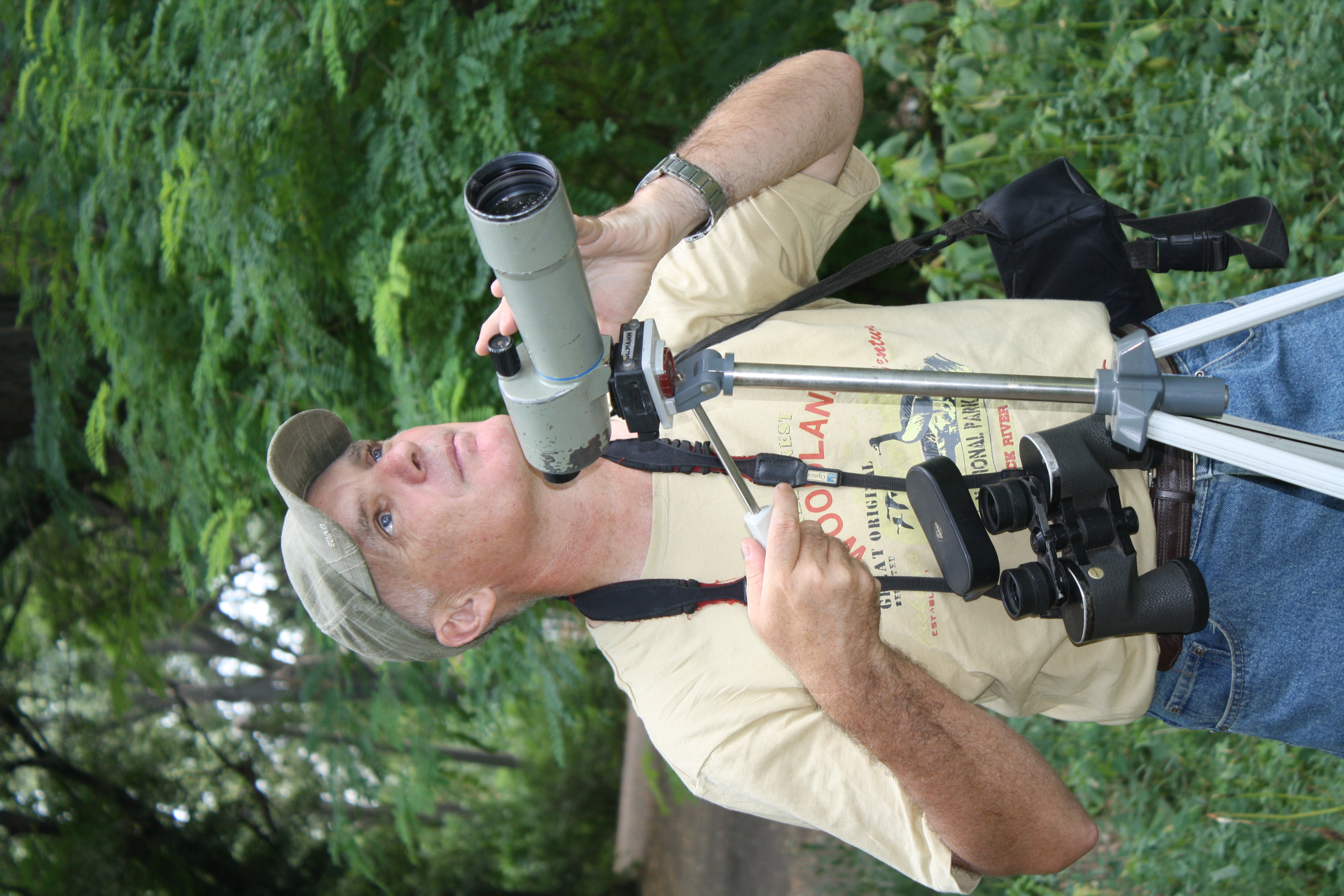 Пол Брэдбиер подсматривает за птичками. Фото: личный архив