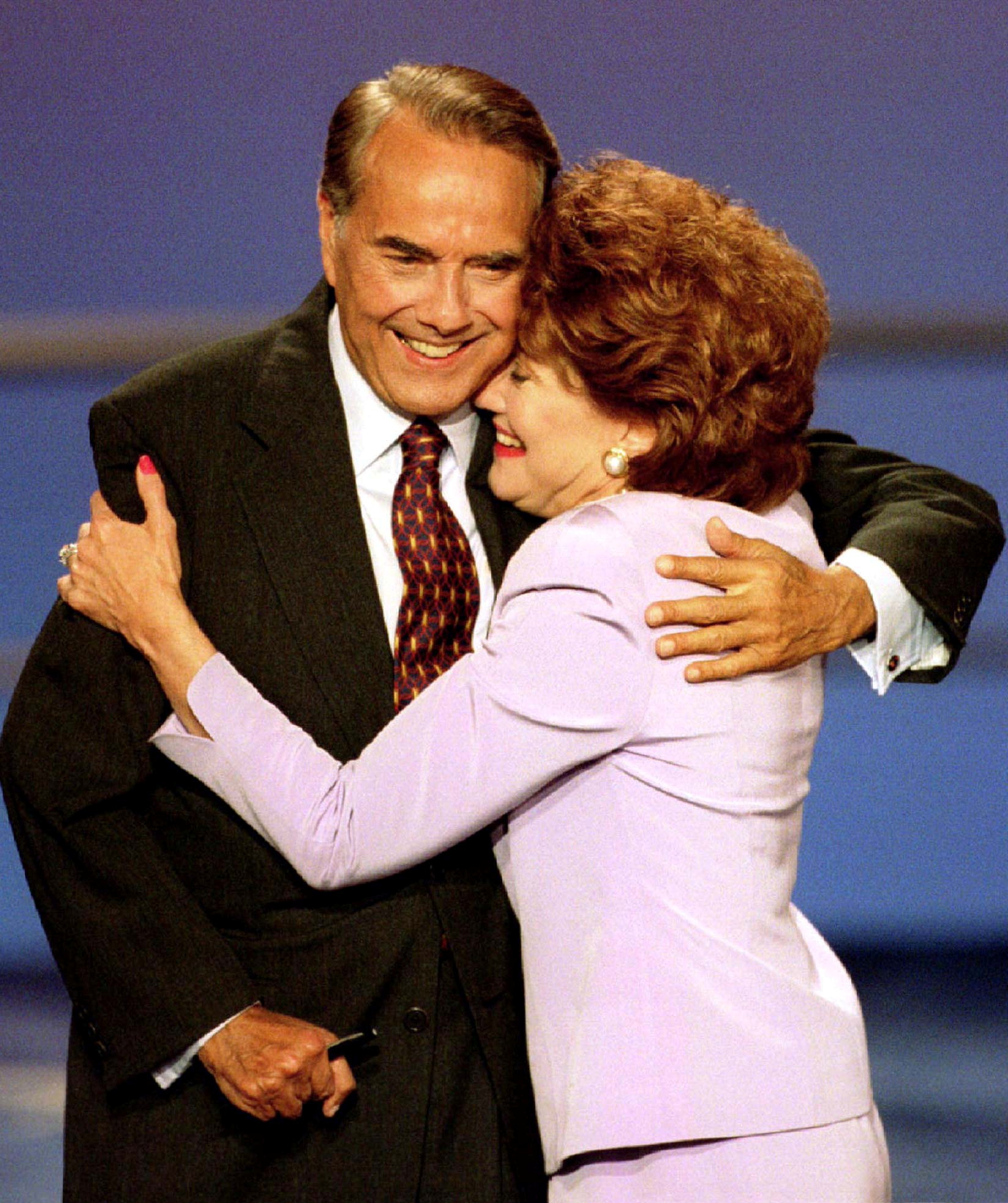 Боб Доул с женой Элизабет в 1996 году. REUTERS/Gary Hershorn/File Photo