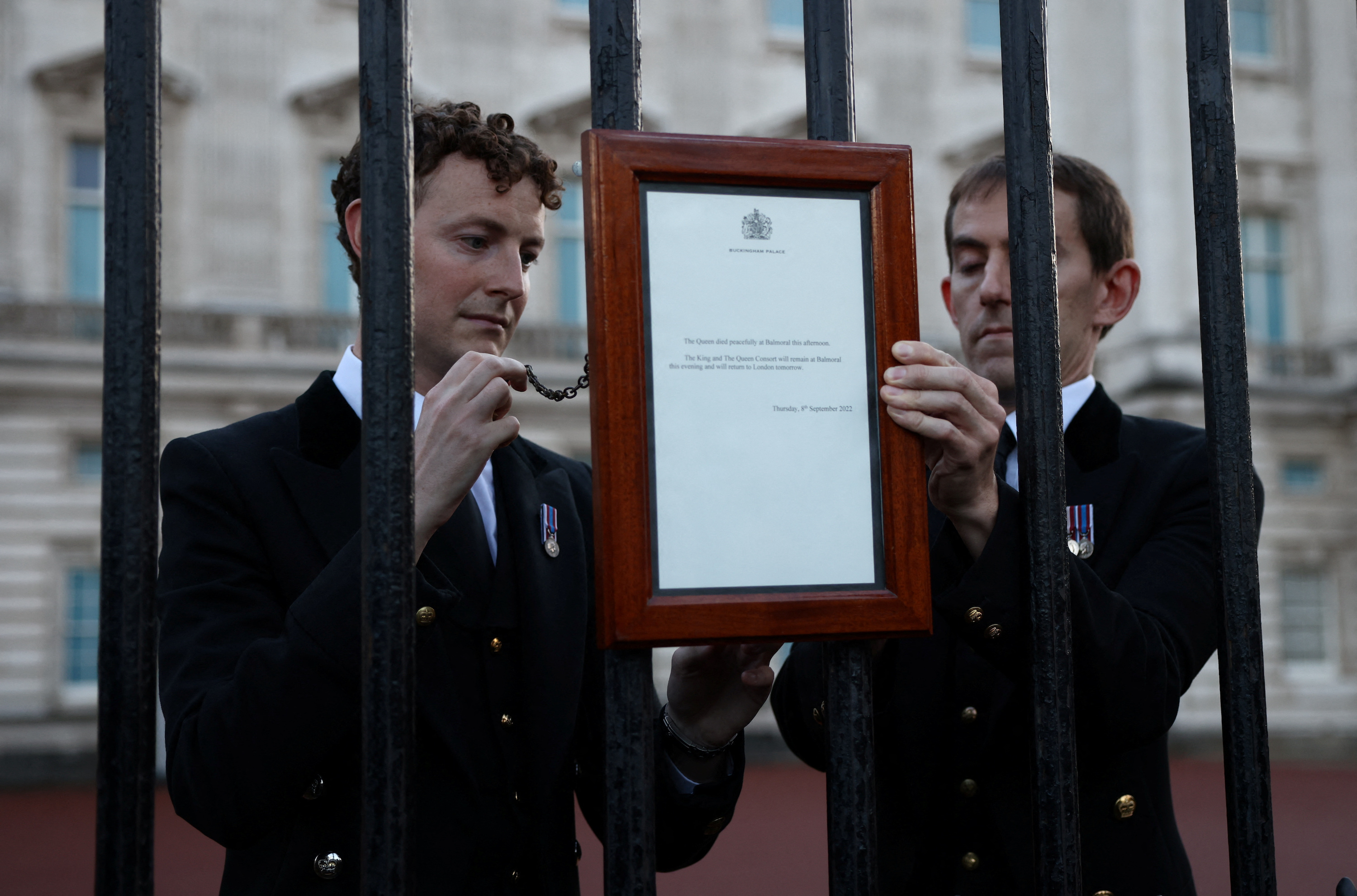 Извещение о смерти королевы у Букингемского дворца. Фото: REUTERS/Henry Nicholls