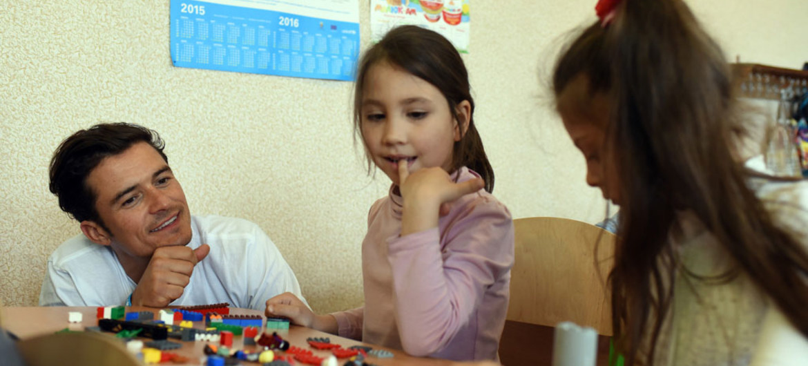 Орландо Блум играет со школьниками в Славянске во время своего визита. Фото: news.un.org