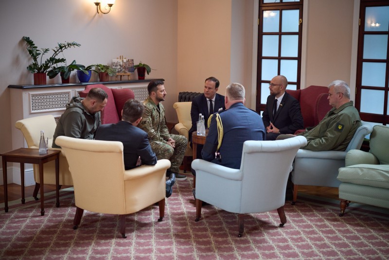 Зеленский пообщался с представителями посольства. Фото: president.gov.ua