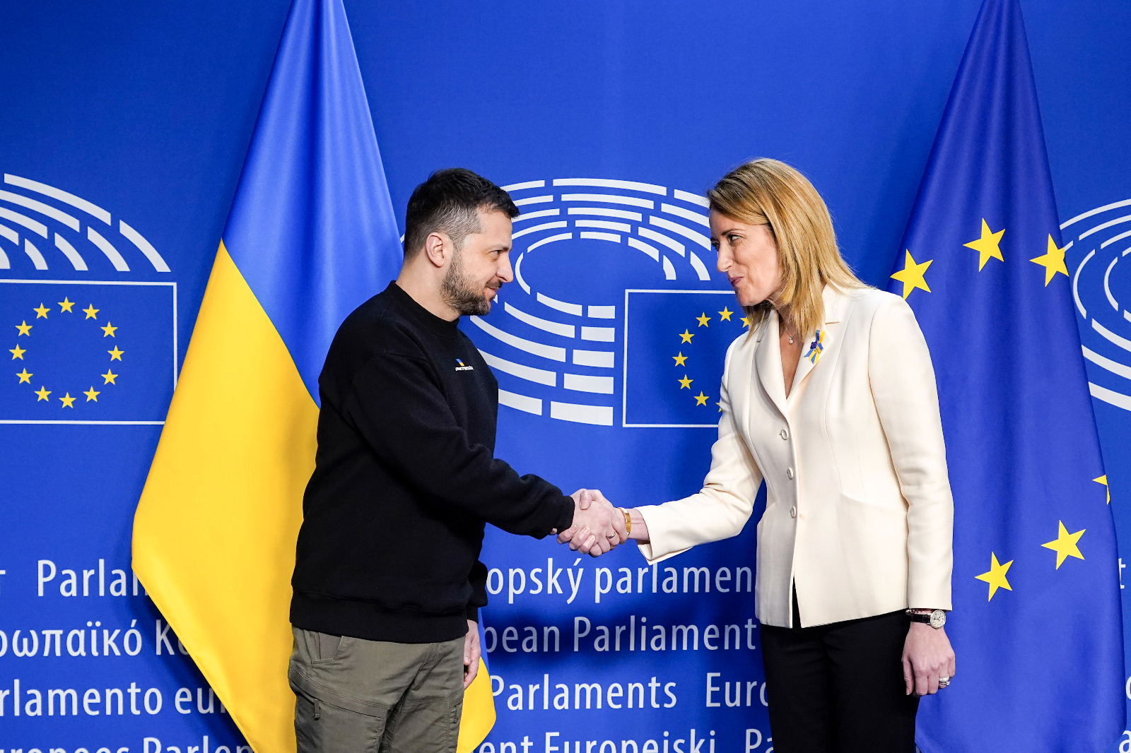 В Европарламенте Зеленского встретила президент институции Роберта Метсола. Фото: twitter.com/EP_President