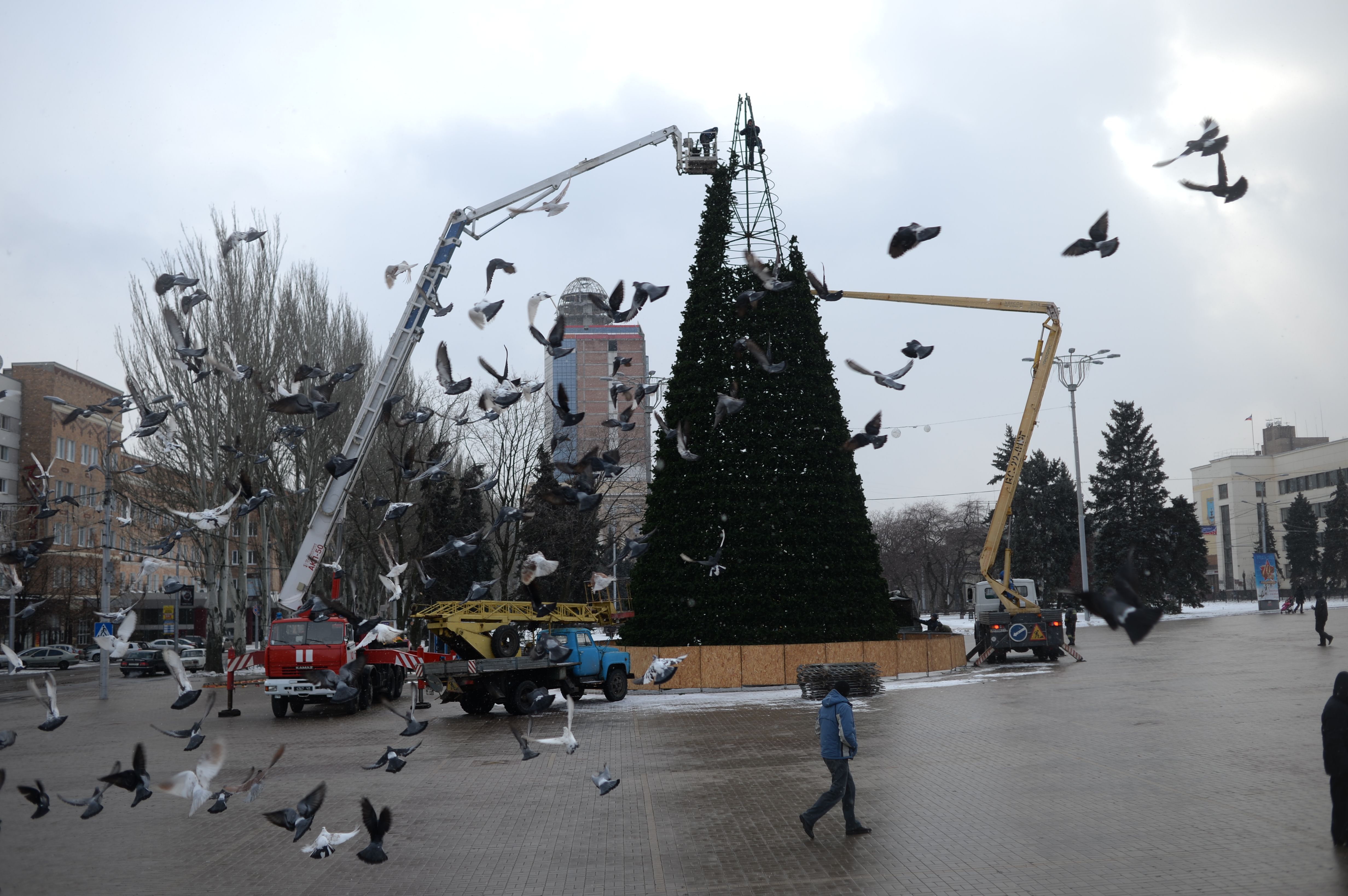 Новогоднюю елку наряжают все ту же, довоенную... Фото: архив «КП»