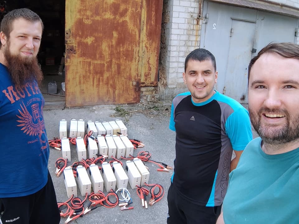 Запорожские волонтеры уже передали военным 200 инверторов для зарядки раций и телефонов в полевых условиях. Фото:  facebook.com/groups/ «Три топора»