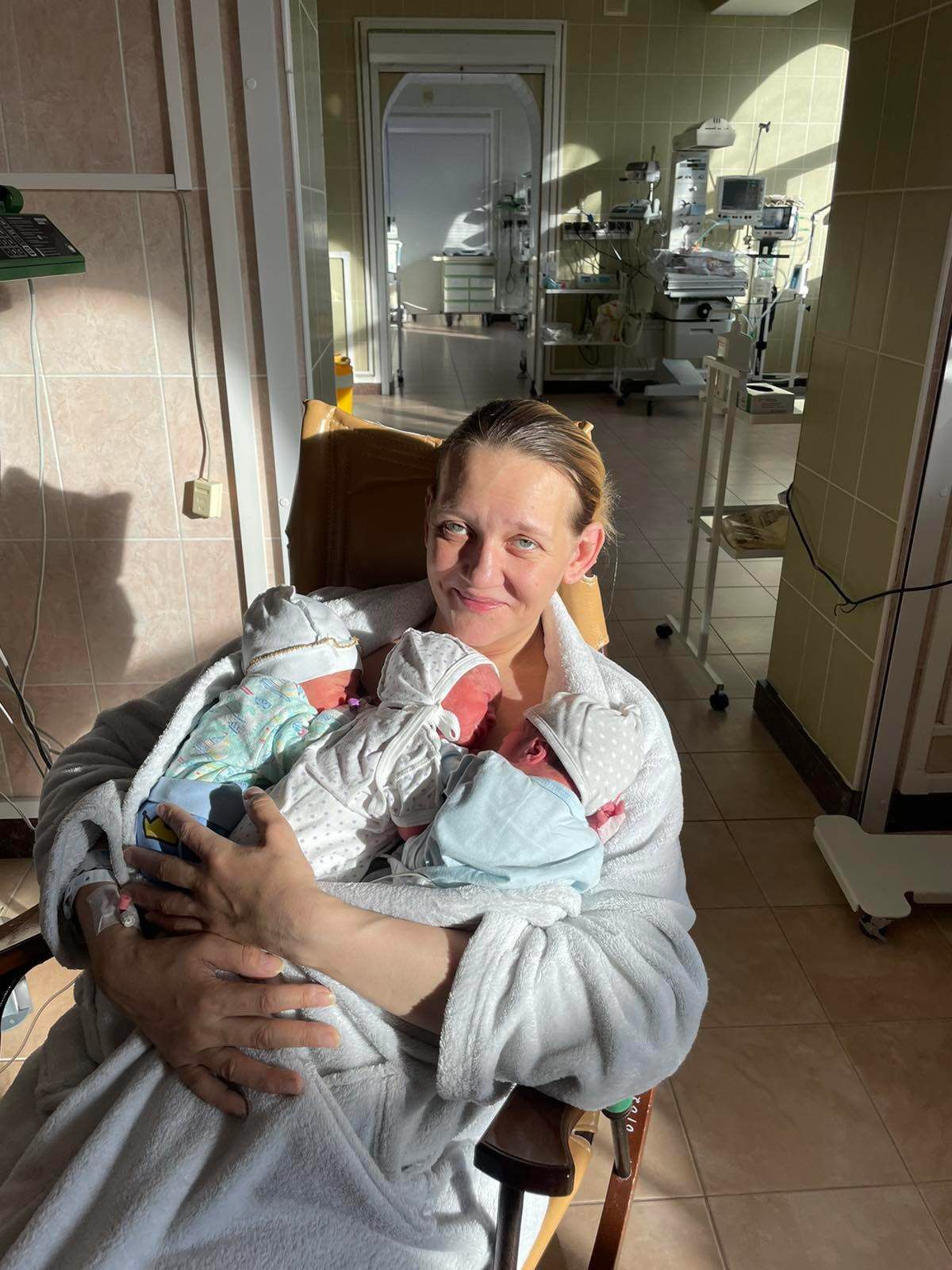 Теперь у малышей есть не только мама, но и любящий папа. Фото предоставлено пресс-службой Департамента здравоохранения КГГА