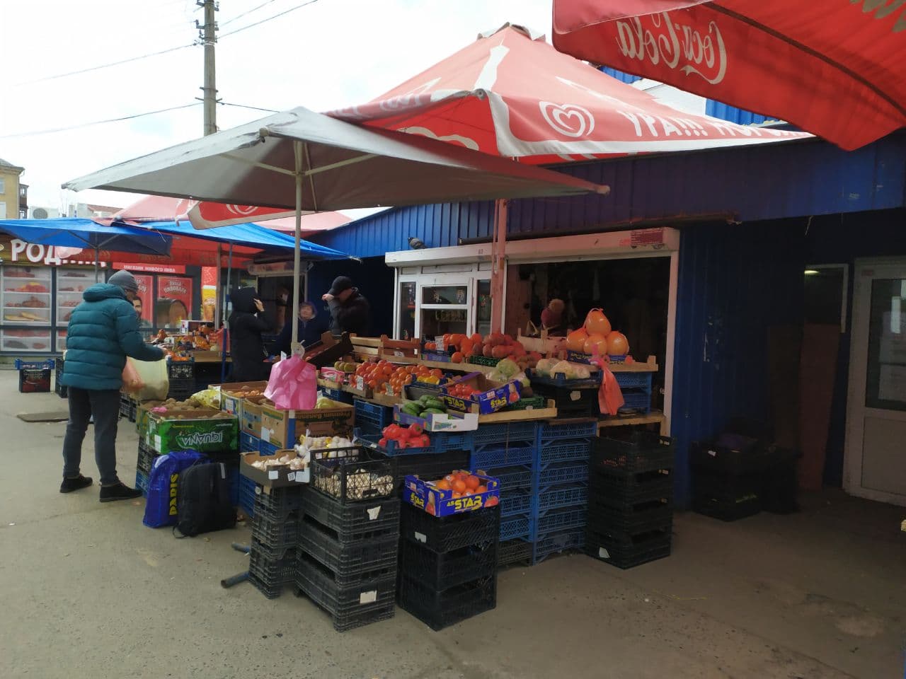 Овощная ятка на рынке открылась уже на 3-й день войны. Фото: Андрей Грабовский