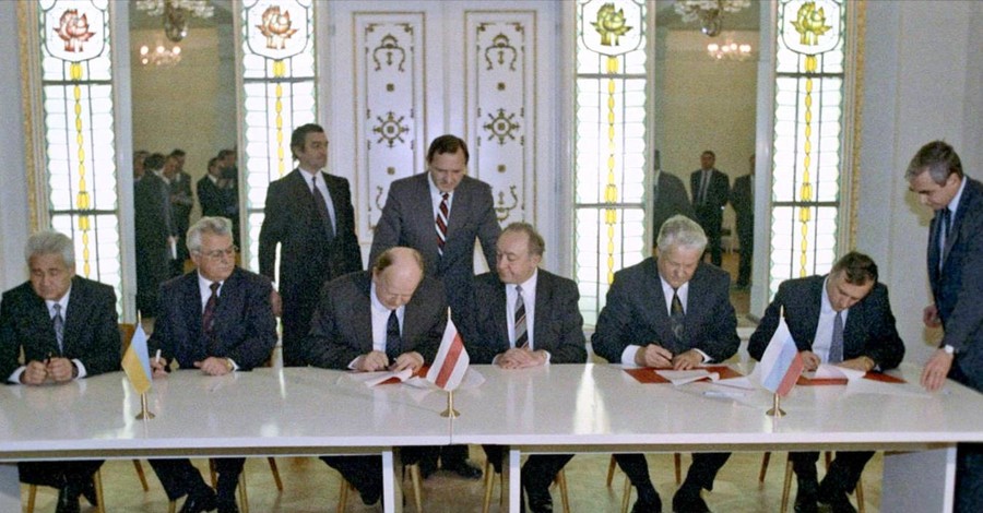 8 грудня 1991 р. Підписання Біловезької угоди: Святослав Шушкевич (третій ліворуч), Геннадій Бурбуліс (крайній праворуч). Фото: wikimedia.org/RIA