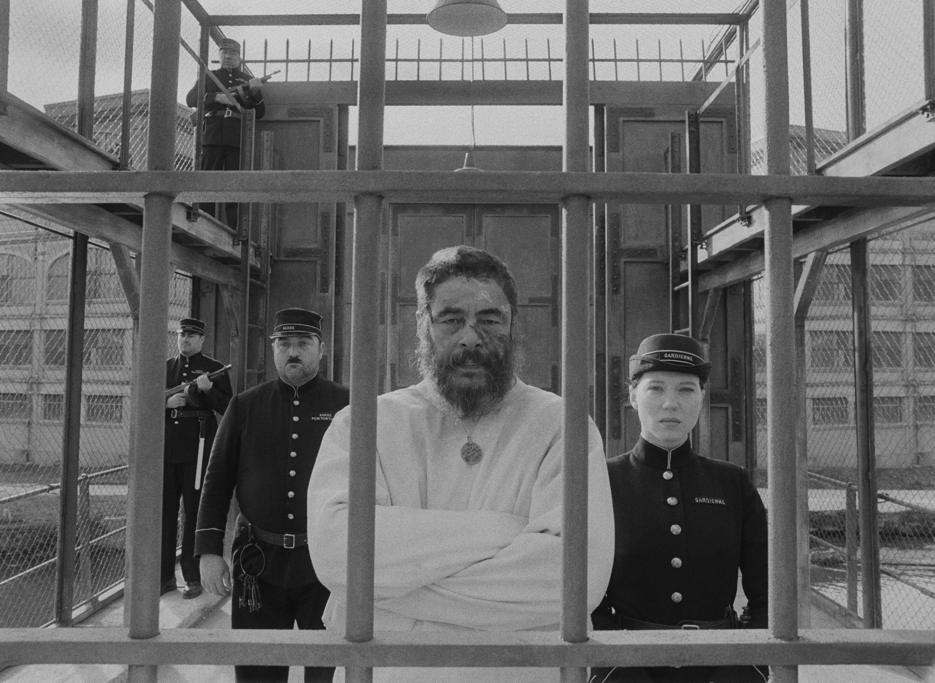 Художник-абстракціоніст (Бенісіо дель Торо) та його муза-наглядачка в'язниці (Леа Сейду). Кадр з фільму