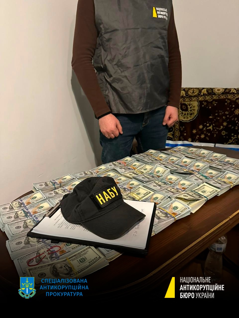 Взятка в 400 тыс. долларов, в получении которой обвиняют Василия Лозинского. Фото:facebook.com/nabu.gov.ua