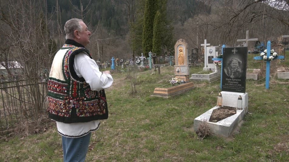 Правнук Чукутихи на її могилі, де розмістили знамениту фотографію старої гуцулки. Суспільне Карпати