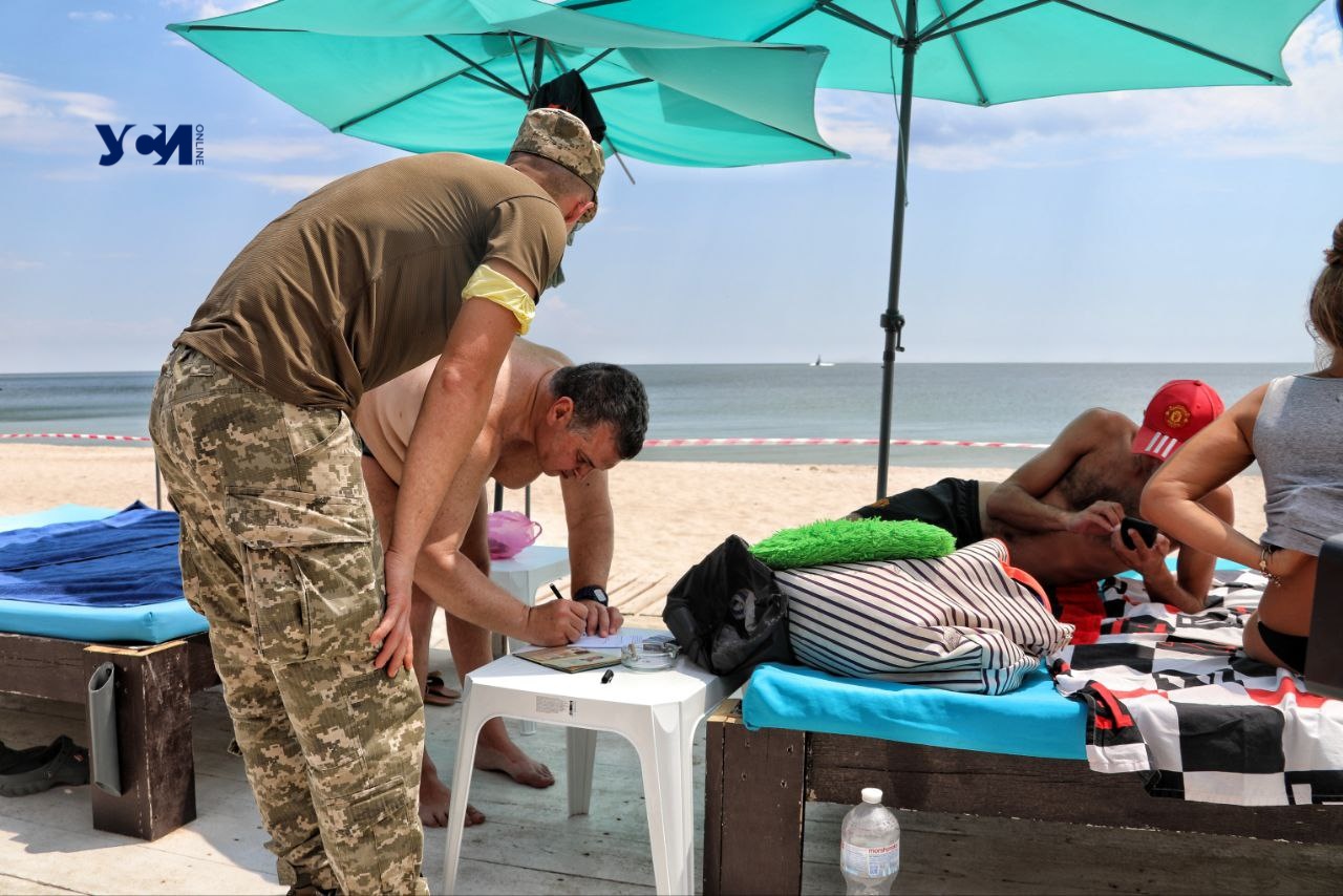 В минувшее воскресенье полиция с военными пришли на пляж Одессы, чтобы наказывать повестками нарушителей запрета купаться.  Фото: Украинская служба информации