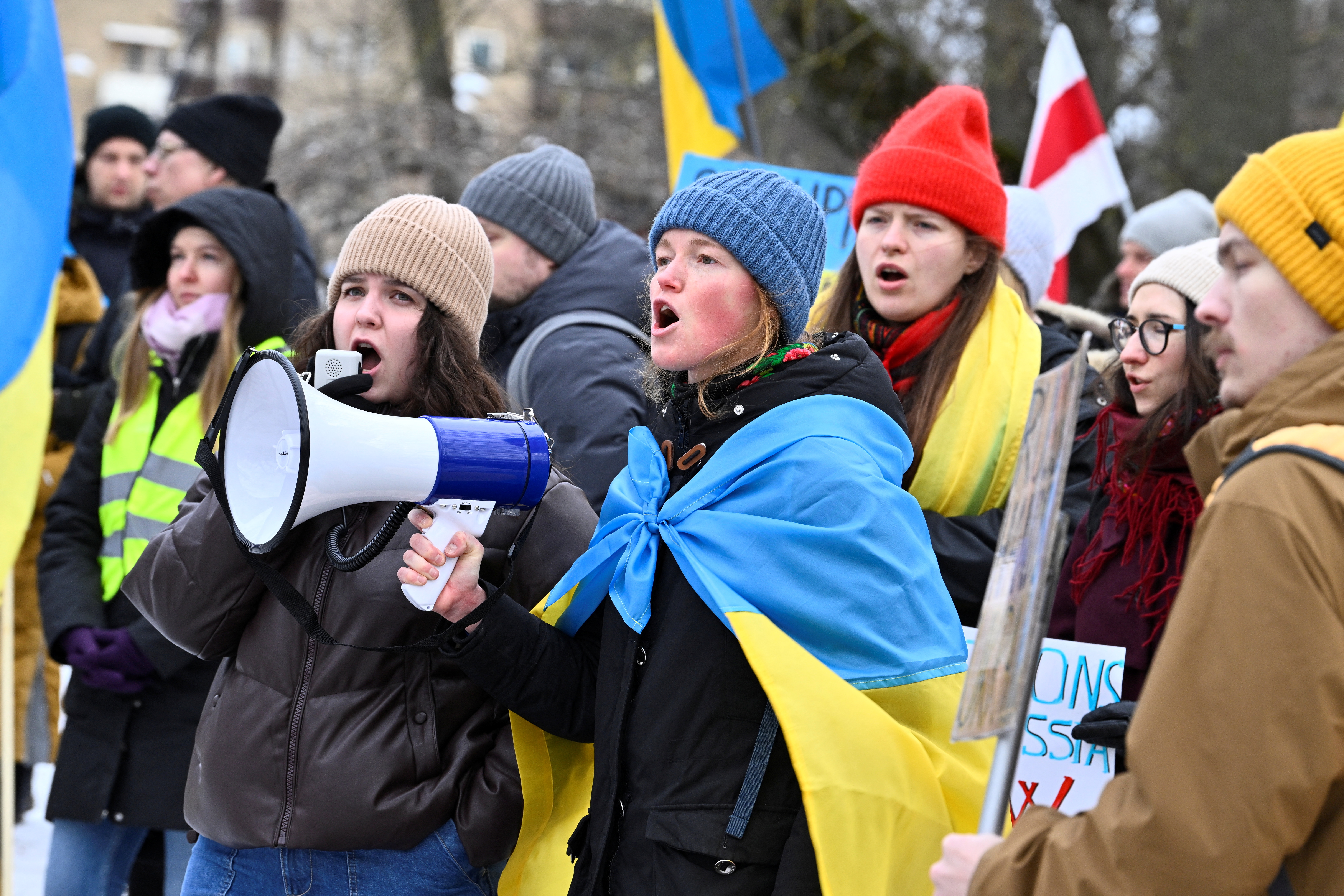 Протестующие против войны в Украине напротив посольства России в Стокгольме.  Claudio Bresciani/TT News Agency/via REUTERS 