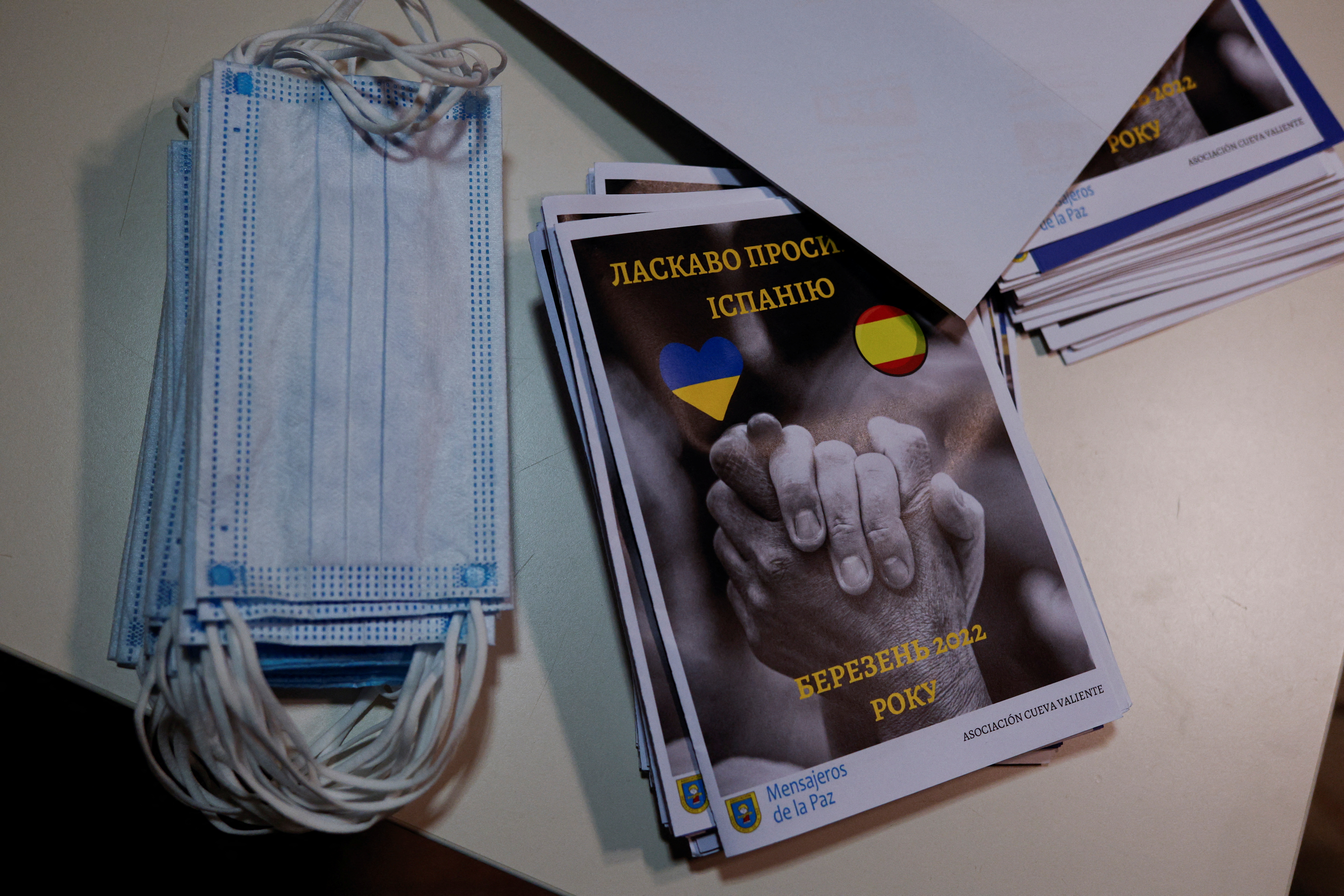 Маски и брошюры в испанском такси, которое забирало украинцев из Польши в Испанию. Фото: REUTERS/Susana Vera