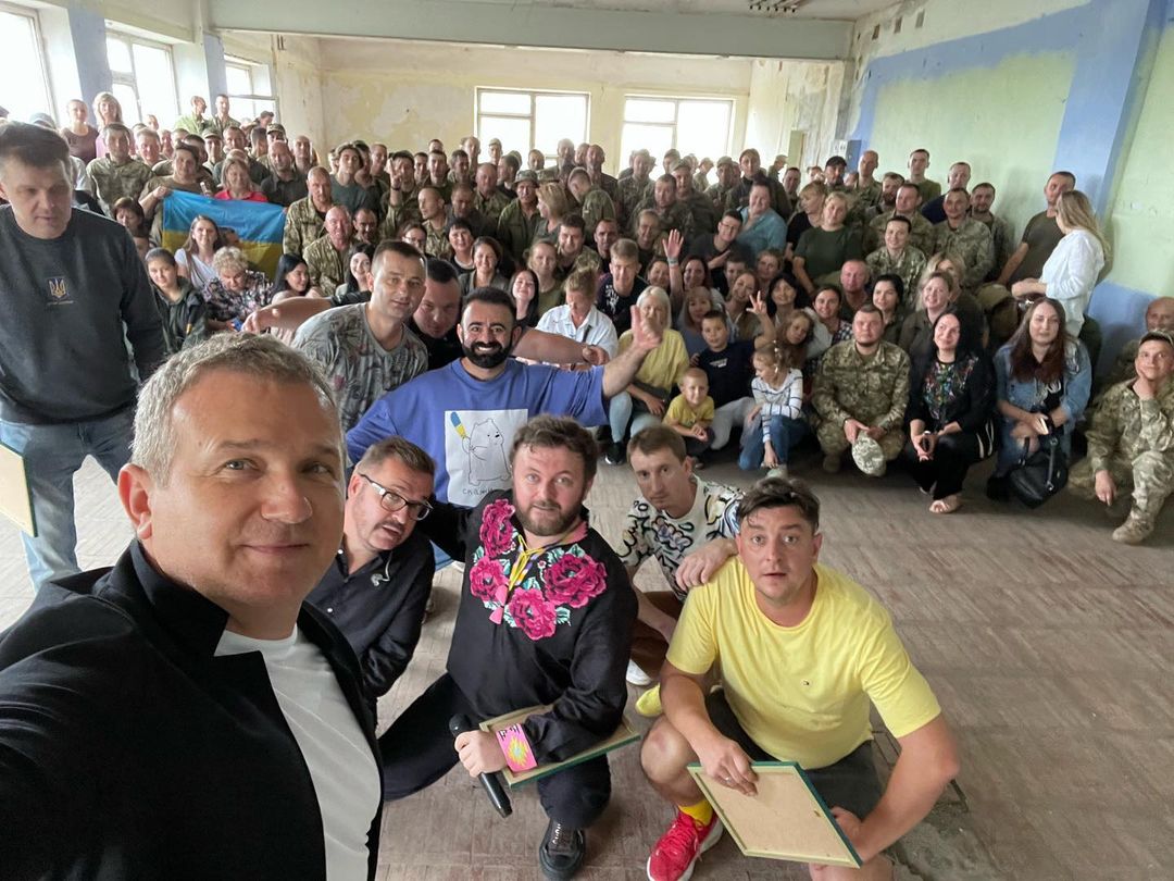 Юрий Горбунов и его коллеги на одном из концертов для военных. Фото: Instagram.com/gorbunovyuriy/   