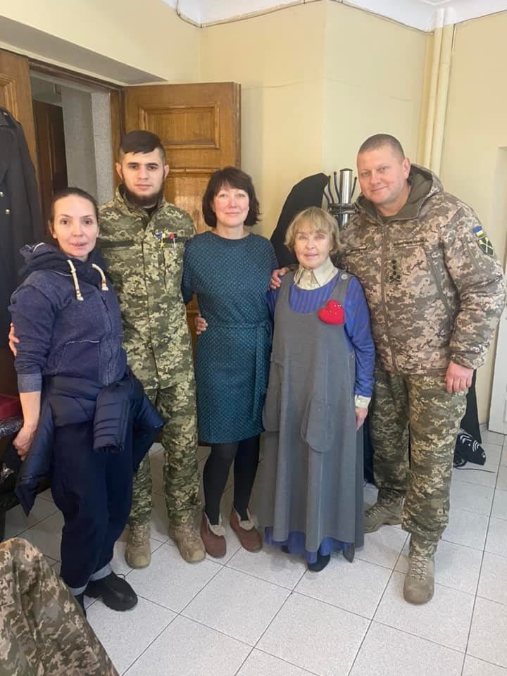 Ада Роговцева помогает военным из дома. Фото: facebook.com/adarogovtseva