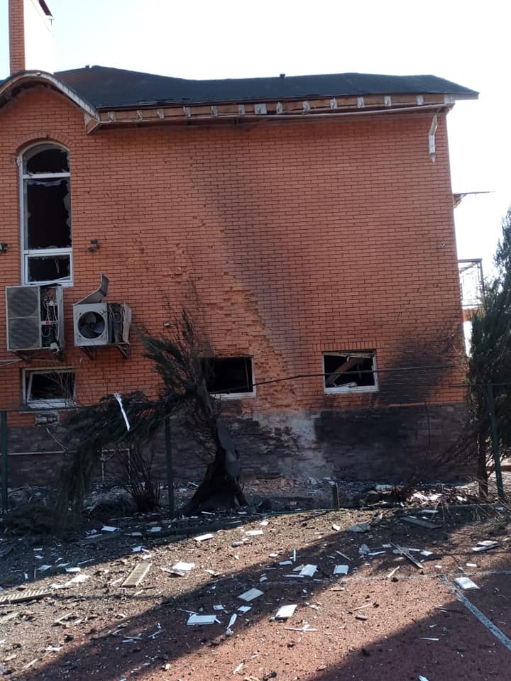 Снаряд зацепил фасад дома, выбил окна и создал воронку в земле Фото: facebook.com/kondratjukigor