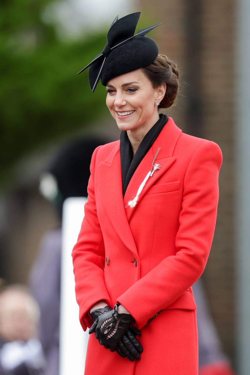 Принцесса Уэльская посетила парад в Виндзоре в пальто от Alexander McQueen и шляпке Juliette Botterill фото 3